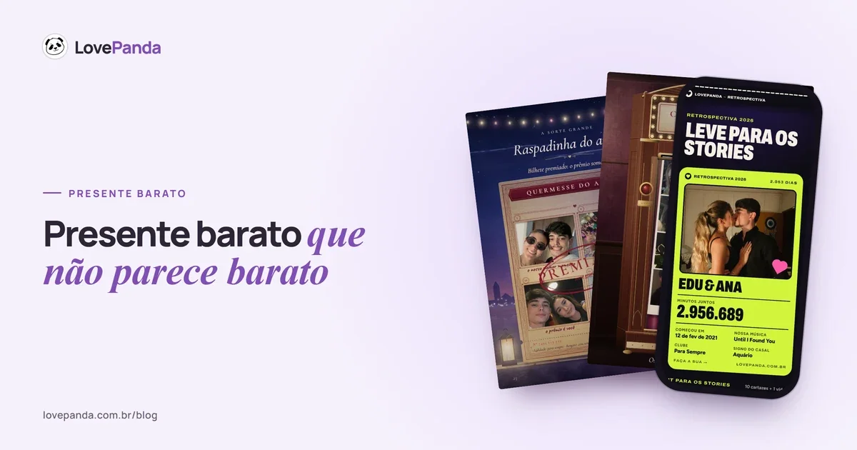 Páginas soltas do Álbum do Casal com a raspadinha e as tiras da cabine de fotos, ao lado de um celular com o resumo da Retrospectiva do Casal