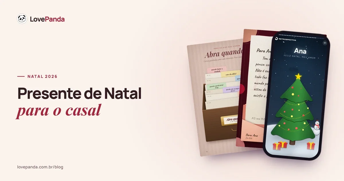 Capa “Presente de Natal para o casal” com páginas reais do Álbum do Casal — as cartas Abra quando… e a carta para Ana — e o celular com o capítulo de Natal da Retrospectiva, a árvore e os presentes embrulhados