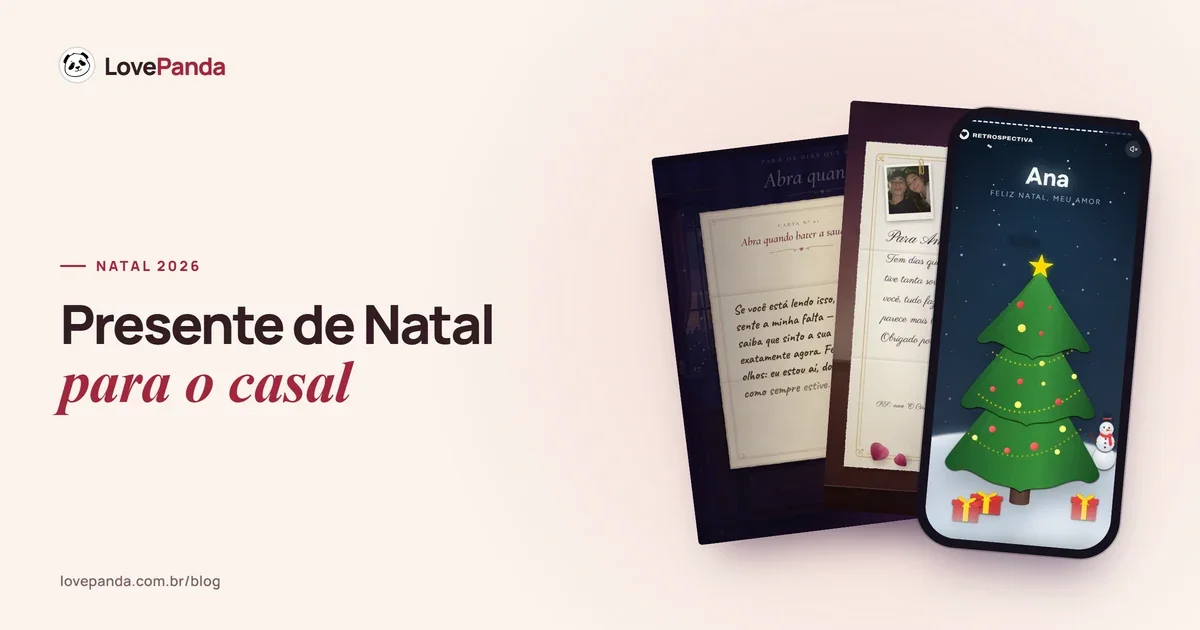 Capa “Presente de Natal para o casal” com páginas reais do Álbum do Casal — as cartas Abra quando… e a carta para Ana — e o celular com o capítulo de Natal da Retrospectiva, a árvore e os presentes embrulhados