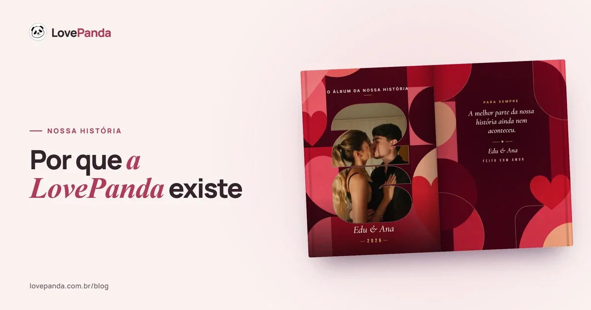 Álbum do Casal aberto sobre fundo rosado: a capa com a foto do casal recortada nos números do ano e a página final do livro