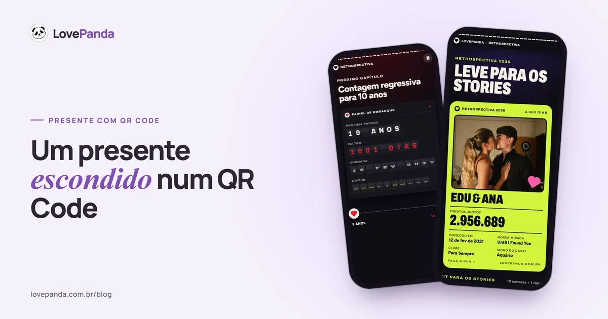 Dois celulares com a Retrospectiva do Casal: o painel de embarque contando os dias até o próximo marco e o resumo de vocês para os stories, o que abre depois de escanear o QR Code