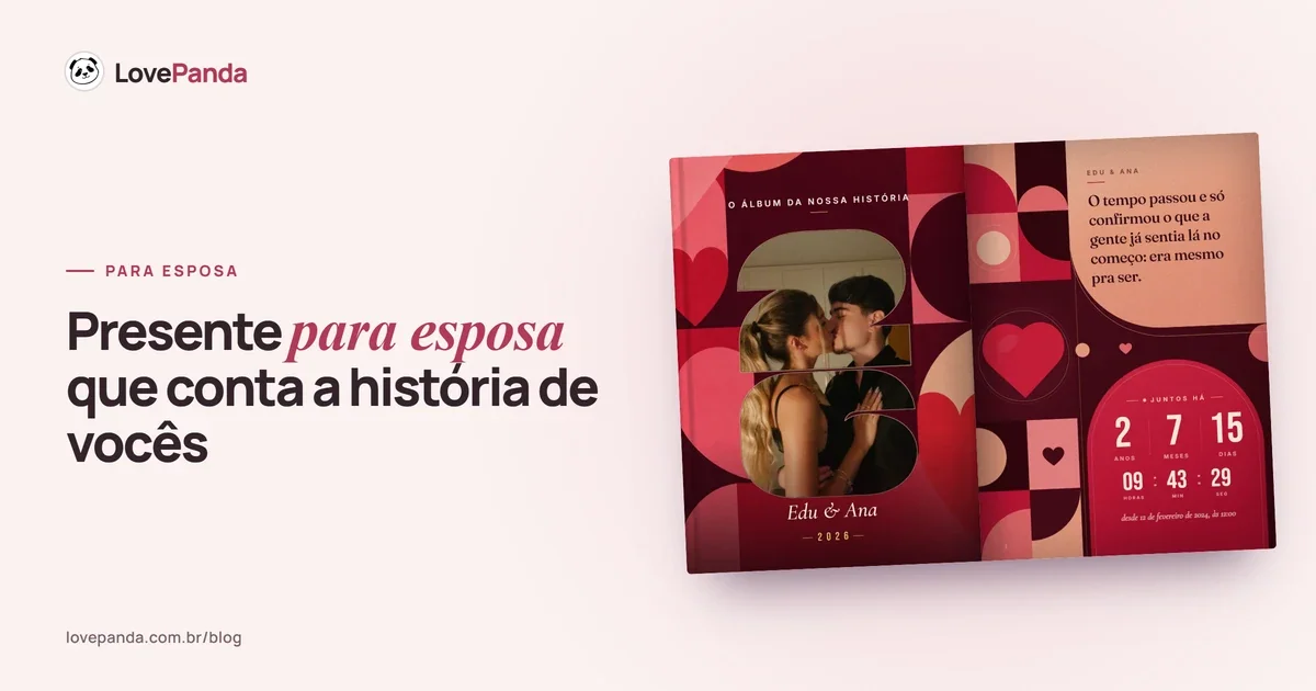 Capa “Presente para esposa que conta a história de vocês” com o Álbum do Casal aberto: a capa com a foto do casal recortada nos números do ano e a página do tempo juntos, contando anos, meses e dias ao vivo