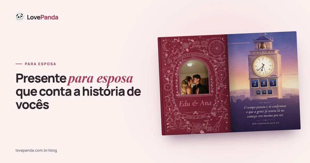Capa “Presente para esposa que conta a história de vocês” com o Álbum do Casal aberto: a capa ilustrada com a foto do casal e a página do tempo juntos, contando anos, meses e dias ao vivo