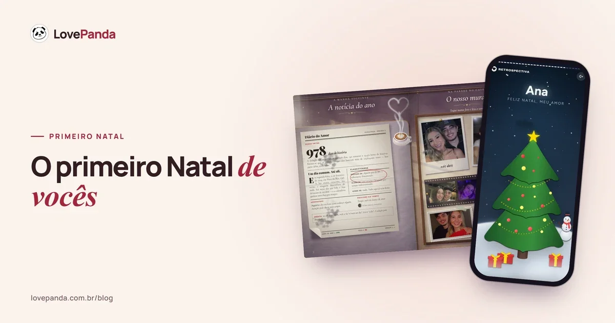 Capa “O primeiro Natal de vocês” com o Álbum do Casal aberto nas páginas do jornal Diário do Amor e do mural de linho, ao lado do celular com o capítulo de Natal da Retrospectiva: a árvore, os presentes embrulhados e “Feliz Natal, meu amor”