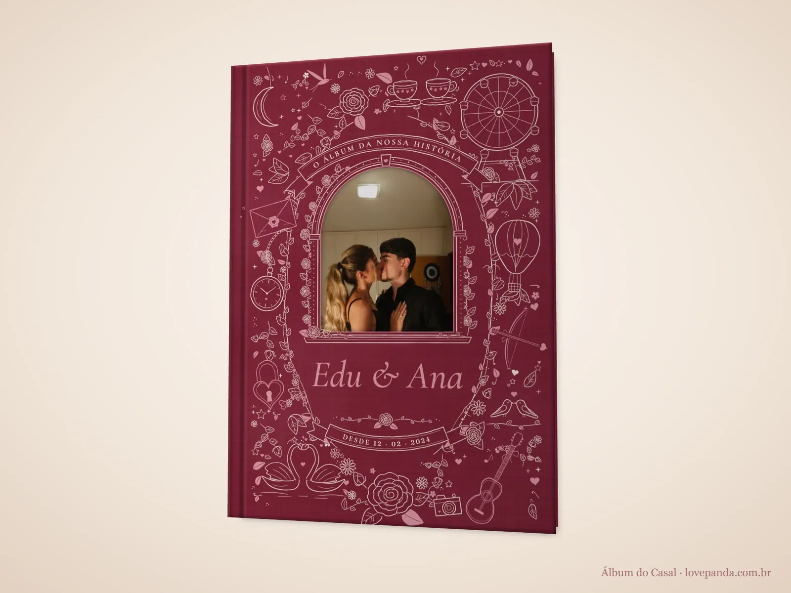 Capa do Álbum Digital do Casal em 3D, fechada, com a foto do casal numa janela em arco, os nomes Edu & Ana e a data do começo